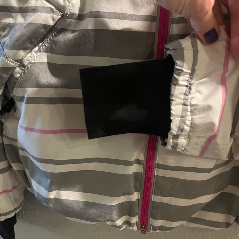 Lululemon jacket. Size 6 - Picture 3 of 10